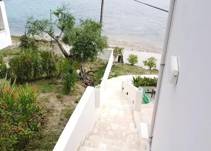 George's Sea View شقة Mesongí