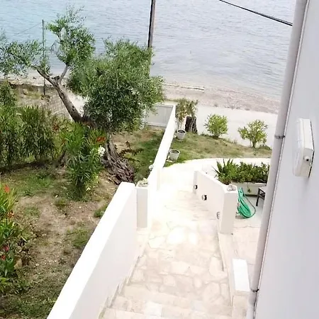 George's Sea View Apartment Mesongí
